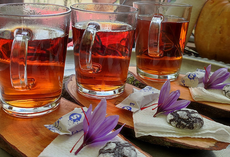 پذیرایی از گردشگران: چای تازه دم همراه با زعفران تازه برداشت شده توسط گردشگر، برداشت مستقیم محصول در گردشگری کشاورزی Agritourism