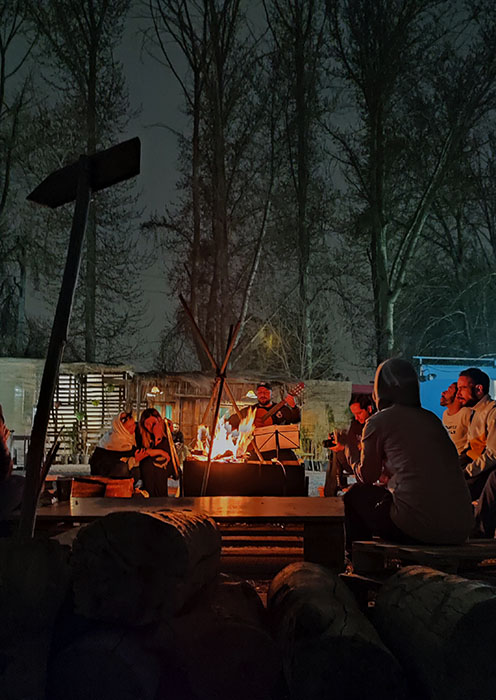 شب نشینی دور آتش به همراه موسیقی و چای آتیشی در مزرعه گردشگری کشاورزی کافه مزرعه