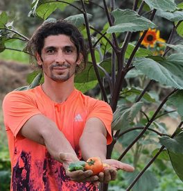 عبد احمدی نیا هم‌بنیان‌گذار کافه مزرعه